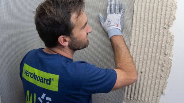 Die Verklebung der Platten erfolgt direkt auf der Wand. Schimmelbefall muss vorab entfernt werden. © Verotec