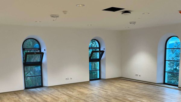 Die autarken WCC 320 P-Steuerungen gewährleisten die unabhängige Regelung der drei NV Embedded-Zonen und stellen ein gleichmäßiges, gesundes Raumklima her – ohne die Anbindung an eine zentrale Gebäudeleittechnik. © WindowMaster