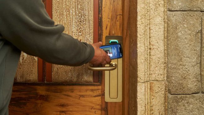 Die digitale Gästereise im Europa-Park Hotel-Resort hat dem Untenehmen zufolge zu weniger Wartezeiten, mehr Flexibilität und spürbar zufriedeneren Gästen geführt. © Salto