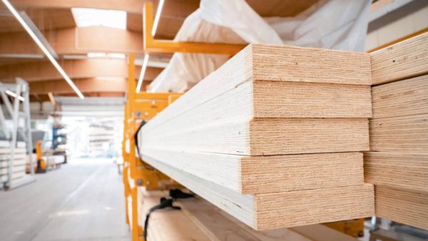 Die drei Millimeter starken Furnierlagen – insbesondere die Querlagen – gewährleisten, dass das Material dauerhaft ausgesprochen gerade ist und bleibt. © Metsä Wood / Brüninghoff