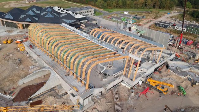 Die gebogenen Brettschichtholzbinder und -stützen wurden individuell gefertigt, da kein Element dem anderen gleicht – eine planerische und logistische Herausforderung. © Brüninghoff