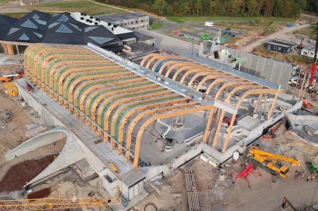 Die gebogenen Brettschichtholzbinder und -stützen wurden individuell gefertigt, da kein Element dem anderen gleicht – eine planerische und logistische Herausforderung. © Brüninghoff