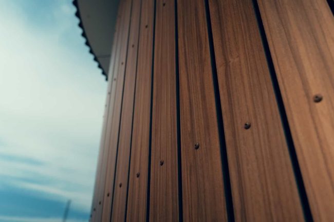 Die im Stil einer Holz-Lattung vertikal verarbeiteten Trespa Meteon-Platten in der Designlinie Wood Decors sind mit der Unterkonstruktion verschraubt. © Trespa International