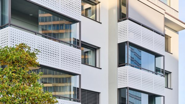 Die neue Balkonfassade wertet "das architektonische Erscheinungsbild spürbar auf", heißt es. © Studio Gataric Fotografie