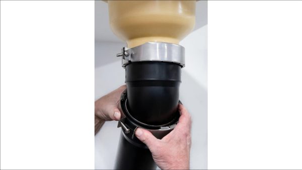 Die neue Sicherungsschelle aus Edelstahl hält PP-Rohre DIN-gerecht zusammen. © Sita Bauelemente GmbH