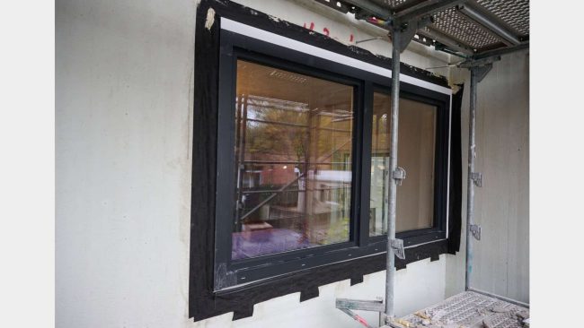 Die neuen Fensterelemente wurden in Vorwandmontage mit geänderter Wandposition eingebaut – für ein durchgängiges Wärmedämmbild. © SFS