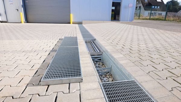 Die robusten Rinnen werden aus Edelstahl oder feuerverzinktem Stahl für eine Radlast von bis zu zehn Tonnen gefertigt. © Richard Brink GmbH & Co. KG