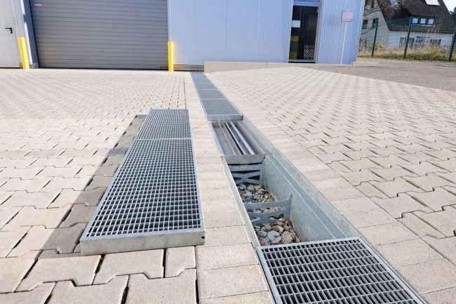 Die robusten Rinnen werden aus Edelstahl oder feuerverzinktem Stahl für eine Radlast von bis zu zehn Tonnen gefertigt. © Richard Brink GmbH & Co. KG