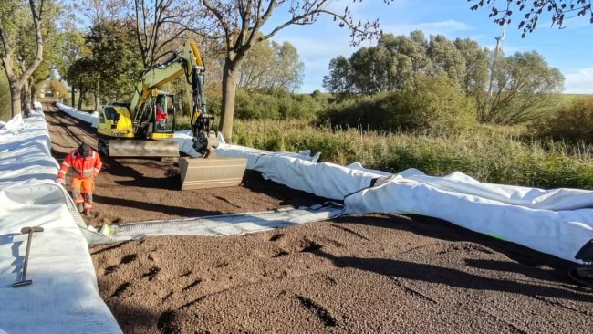 Die rund 90 Zentimeter starke Liapor-Geoschüttung sorgt unter der Landesstraße 281 bei Pasenow für einen dauerhaft stabilen, tragfähigen Unterbau. © RASK Brandenburg GmbH