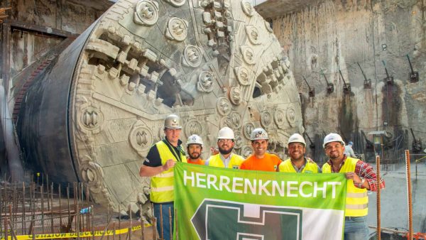 Die stolzen Mitglieder des Herrenknecht-Teams nach dem erfolgreichen Zwischendurchbruch zur zukünftigen U-Bahn-Station Balboa. © Herrenknecht AG