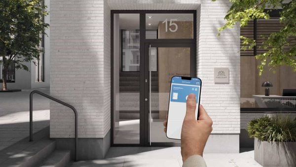 Die vollmotorische Türverriegelung blueMotion+ kann mit der doorControl-App per Klick entriegelt werden. © Winkhaus