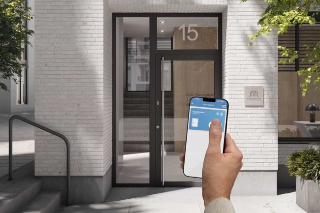 Die vollmotorische Türverriegelung blueMotion+ kann mit der doorControl-App per Klick entriegelt werden. © Winkhaus