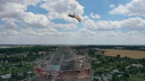 Die vorkonfektionierten Gaubenteile wurden auf dem Dach zusammengefügt.  © Linzmeier / Zenker – Fotografie