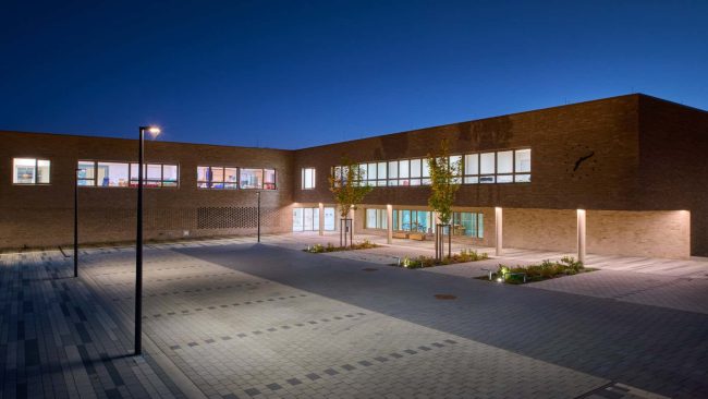 Die zum Schuljahrbeginn 2024/2025 neu eröffnete Frida-Kahlo-Schule in Schweich/Rheinland-Pfalz verbindet moderne Sonderpädagogik mit barrierefreier Architektur und integrativen Raumkonzepten. © Tom Gundelwein für Regiolux GmbH, Königsberg DE