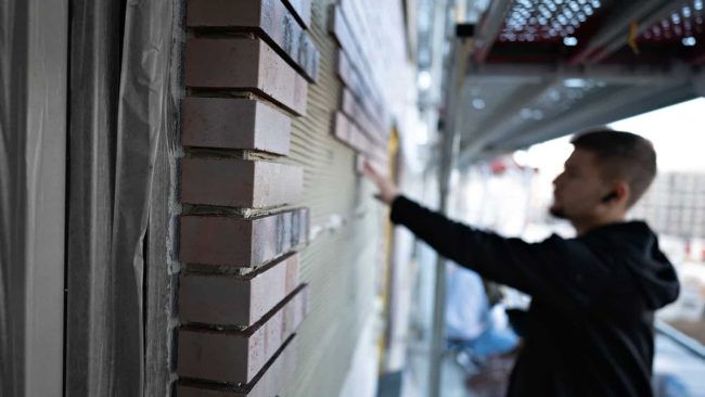 Dreidimensionale Fassadenreliefs, realisiert durch Klinkerriemchen im schlanken Dünnformat, verleihen der Gebäudehülle eine besondere Tiefe und Haptik. © Hagemeister GmbH & Co. KG