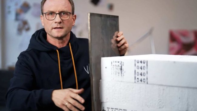 Dünnes Edelstahl statt Styropor: Das Hamburger Startup V21 (hier CIO Dr. Jens Struckmeier) hat einen neuen Isolationsstandard nach dem Thermoskannen-Prinzip entwickelt. © Beilquadrat GmbH