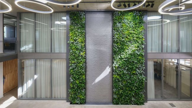 Ein Highlight im Neubau ist die sieben Meter hohe Begrünung mit integrierter Wasserinstallation. © W. Hundhausen Bauunternehmung GmbH