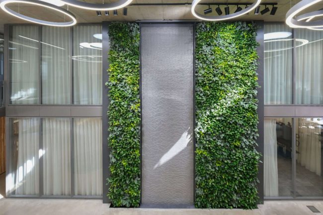 Ein Highlight im Neubau ist die sieben Meter hohe Begrünung mit integrierter Wasserinstallation. © W. Hundhausen Bauunternehmung GmbH