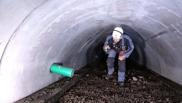 Eine Taschenlampe reicht aus, um sich ein Bild vom Zustand der Versickerungsanlage zu machen. Zugleich ist der Sickertunnel so stabil, dass er von Schwerlast-LKW überfahren werden kann. © Mall GmbH