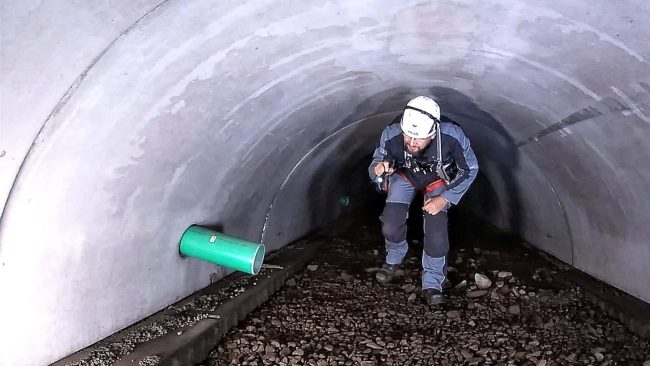 Eine Taschenlampe reicht aus, um sich ein Bild vom Zustand der Versickerungsanlage zu machen. Zugleich ist der Sickertunnel so stabil, dass er von Schwerlast-LKW überfahren werden kann. © Mall GmbH