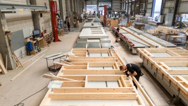 Eine durchdachte Vorfertigung im Werk verringert später vor Ort Lärmemissionen und Montagezeiten. © Brüninghoff