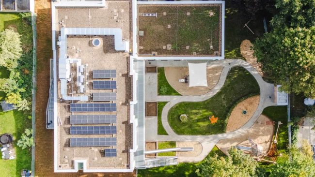 Eine leistungsstarke Photovoltaikanlage ist auf dem begrünten Flachdach installiert. © Brüninghoff