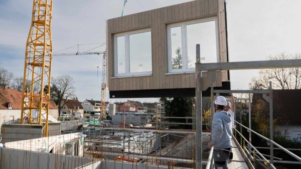 Einhebung der vorgefertigten Leno-ADD-Außenwände © Sandra Sitzmann/ZÜBLIN Timber