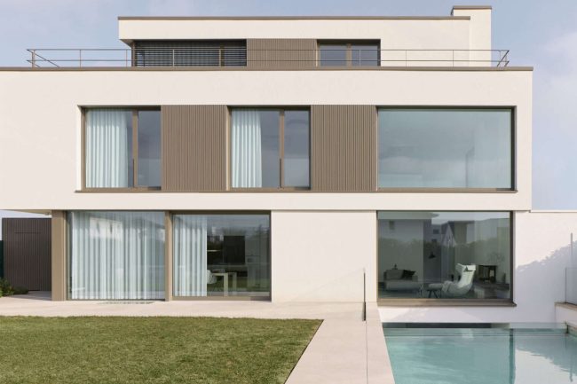 Einheitliches Design mit System: Tür- und Fenstersysteme von Heroal – hier im Farbton RAL 7006 m – greifen architektonisch ineinander. © Philip Kistner