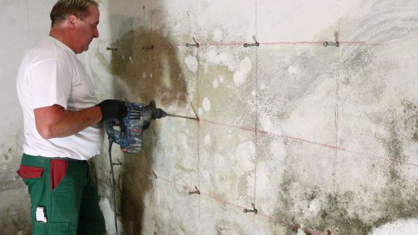 Er hat NUR gebohrt – für Besitzer von Häusern mit feuchten Mauern eine gute Nachricht, denn aufwendiges Aufgraben bleibt ihnen erspart. © Veinal