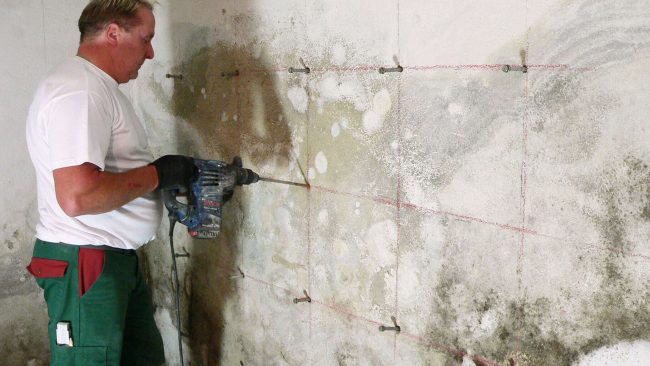 Er hat NUR gebohrt – für Besitzer von Häusern mit feuchten Mauern eine gute Nachricht, denn aufwendiges Aufgraben bleibt ihnen erspart. © Veinal