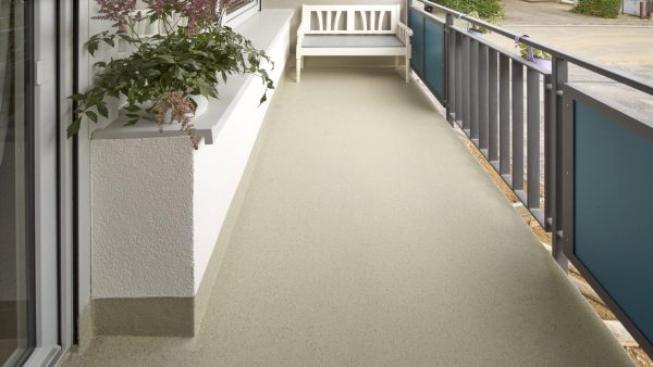 Farbige Acrylat-Chips sind nicht nur ein Gestaltungselement für die Balkonoberfläche. Sie sorgen außerdem für mehr Rutschsicherheit. © Axel Stephan / StoCretec GmbH