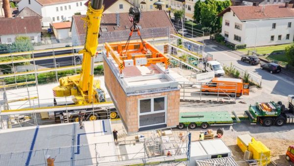 Fenster, Türen, Küche, Bad: Wenn die Module auf der Baustelle ankommen, müssen sie lediglich gestellt und verbunden werden und sind dann in Kürze bezugsfertig. © Leipfinger-Bader