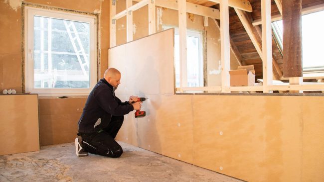 Formstabil und leicht: Die Innenausbauplatte mit Sandwichaufbau wurde für die nachträgliche Dämmung entwickelt. © UdiDämmsysteme