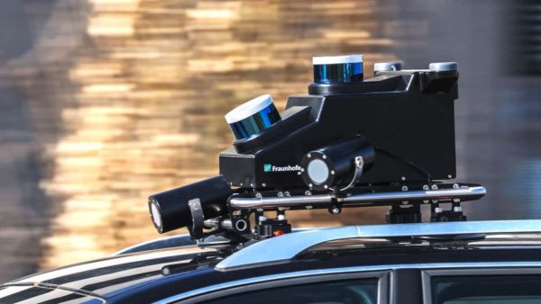 Fraunhofer IPM präsentiert auf der digitalBAU 2026 die mobile Sensorbox MUM mini (Mobile Urban Mapping System). Das Multisensorsystem erfasst hochpräzise 2D- und 3D-Daten von Gebäudefassaden oder ganzen Straßenzügen im Vorbeifahren – ganz einfach vom Dach eines Fahrzeuges. © Fraunhofer IPM