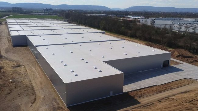 Für das Logistikzentrum am RegioPort Minden hat Kingspan Light + Air eine Systemlösung für Belichtung, Rauch- und Wärmeabzug sowie Durchsturzsicherheit umgesetzt. © Kingspan Light + Air