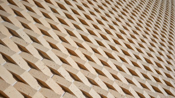 Für die Fassade entwickelte GIMA in Zusammenarbeit mit bez+kock architekten ein fünfeckiges Sonderformat in Form einer „Bischofsmütze“, das durch seine versetzte Schichtung eine textile Anmutung erzeugt. © Alexander Bernhard