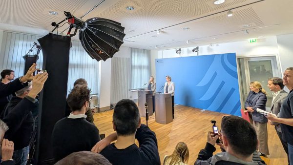 Die Bundesministerinnen Dr. Stefanie Hubig und Verena Hubertz stellen im Justizministerium ihre gemeinsamen Eckpunkte zum Gebäudetyp E vor © DIB