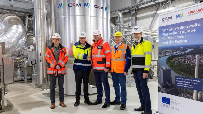 Im Bild v.l.n.r.: Thomas Büchner, Geschäftsführer STRABAG Umwelttechnik GmbH; Dr. Gabriël Clemens, Vorstandsvorsitzender MVV; Christian Sadleder, Vorstand der STRABAG AG Österreich, Head of Energy Infrastructure; Thomas Hörtinger, Technikvorstand GKM; Dr. Hansjörg Roll, Technikvorstand MVV © MVV