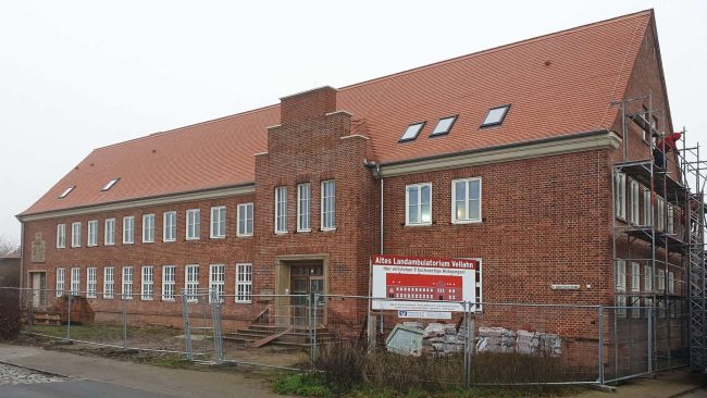 Heute beherbergt der Ziegelbau aus den 50er-Jahren neun moderne Wohnungen im Standard eines KfW-Effizienzhauses 100. © UdiDämmsysteme