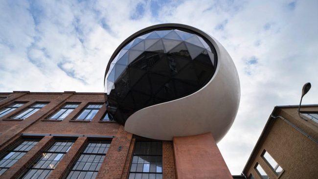 Hier wurde das nahezu Unmögliche möglich gemacht: Die zwölf Meter große Kugel aus Beton und Glas scheint der Schwerkraft zu trotzen. Die "Oscar-Niemeyer-Sphere" auf dem Gelände der Leipziger Kirow Werke ist der geniale Entwurf des Stararchitekten Oscar Niemeyer und wurde von dechant hoch- und ingenieurbau realisiert. © dechant