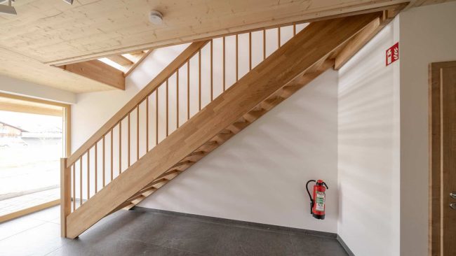 Holztreppen der Feuerwiderstandsklasse F30-B können Hitze und Flammen mindestens 30 Minuten standhalten, ohne ihre Stabilität zu verlieren und einzubrechen. Sie eignen sich daher auch für den Holzbau. © Treppenmeister