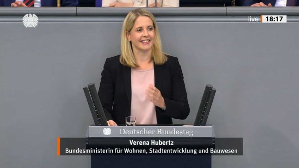 Verena Hubertz, Bundesministerin für Wohnen, Stadtentwicklung und Bauwesen, hielt ihre erste Rede als Ministerin im Bundestag am 15. Mai 2025 © Deutscher Bundestag