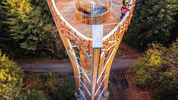 Bild 1: Die Aussichtsplattform des neuen Idarkopf-Turms liegt auf 28 m Höhe. Sie ruht auf den drei sich nach oben öffnenden Brettschichtholz-Stützen wie ein Vogelnest in einer Astgabel. Mit 7 m Durchmesser erreicht die Plattform eine Fläche von immerhin 27 m2. © Foto: EdelSteinLand – Renée Nolte - soonteam cc