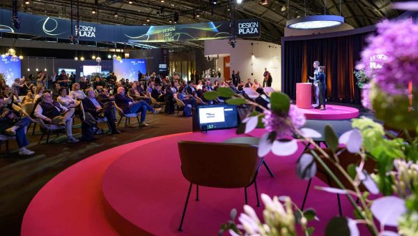 Im Lichtbereich ist die Design Plaza in Halle 3.1 zentraler Treffpunkt für Gesprächsrunden und Fachvorträge sowie Startpunkt für geführte Rundgänge. © Messe Frankfurt Exhibition GmbH / Pietro Sutera