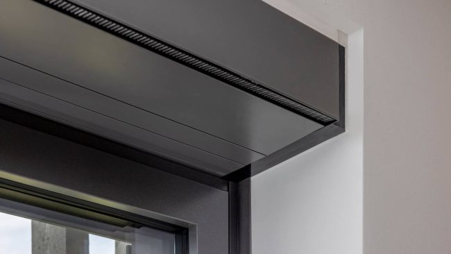 Im zweiten Obergeschoss sorgt das dezentrale fensterintegrierte Lüftungssystem Schüco VentoTherm Twist für kontrollierte Frischluftzufuhr mit Wärmerückgewinnung. © Markus Guhl / Schüco International KG