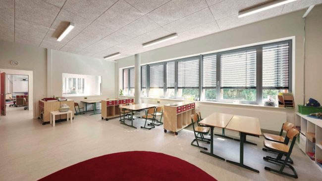 In Schulgebäuden lassen sich mit den Modi des Omnexo Systems unterschiedliche Nutzungsszenarien klar abbilden: Während Unterrichtszeiten sorgt die Sonnenautomatik für zuverlässigen Blendschutz, in Ferien- oder Abwesenheitszeiten unterstützt der heruntergefahrene Sonnenschutz den Einbruchschutz und reduziert unnötige Fahrbewegungen. © WAREMA