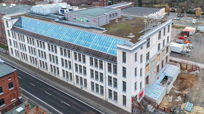 In der Halle 7 der ehemaligen Baumwollspinnerei Leipzig werden ab Mitte 2026 neue Büroflächen und Coworking-Spaces verfügbar sein. © EGN Architekten
