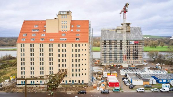In zwei ehemaligen Reichseinheitsspeichern von 1939 im Magdeburger Hafen entstehen durch Umnutzung und behutsame Sanierung moderne Wohnungen mit Wasserblick. © Deutsche Rockwool GmbH & Co. KG
