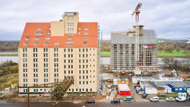 In zwei ehemaligen Reichseinheitsspeichern von 1939 im Magdeburger Hafen entstehen durch Umnutzung und behutsame Sanierung moderne Wohnungen mit Wasserblick. © Deutsche Rockwool GmbH & Co. KG