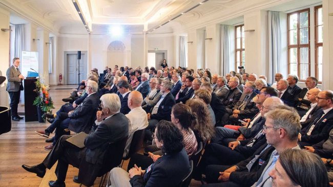 Mit Ministerpräsident Bodo Ramelow, zahlreichen Honoratioren und ca. 160 Gästen feierte die Ingenieurkammer ihr 30-jähriges Bestehen. Mitglieder der Ingenieurkammer Thüringen und zahlreiche Gäste waren zur Festveranstaltung in den Gewehrsaal auf Schloss Ettersburg gekommen – Mitglieder des Thüringer Landtages, Vertreter Thüringer Ministerien, Präsidenten- und Geschäftsführerkollegen der Länderkammern, Vertreter von Hochschulen, Kammern, Verbänden und weiteren Institutionen. © Melanie Kahl, Studio LitschiCo